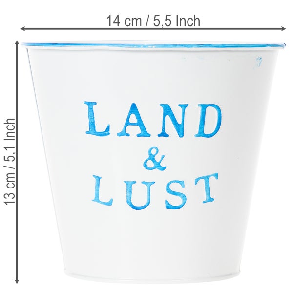 Weißer Blumentopf aus Metall mit blauem Aufdruck Land und Lust, Durchmesser 14 Zentimeter und Höhe 13 Zentimeter.