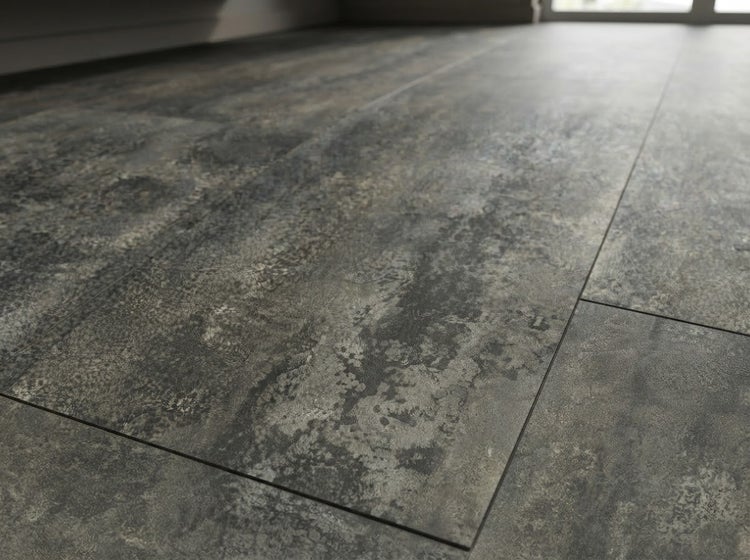 Dunkler Designboden mit Steinoptik in Fliesenformat verlegt als Wohnraumboden.