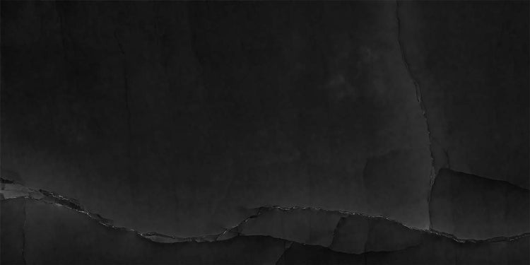 Dunkle Feinsteinzeugfliese mit Marmoroptik