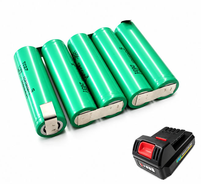 Lithium Ionen Akkuzellen verbunden als Akkupack mit einem schwarzen Kunststoffgehäuse für Elektrowerkzeuge