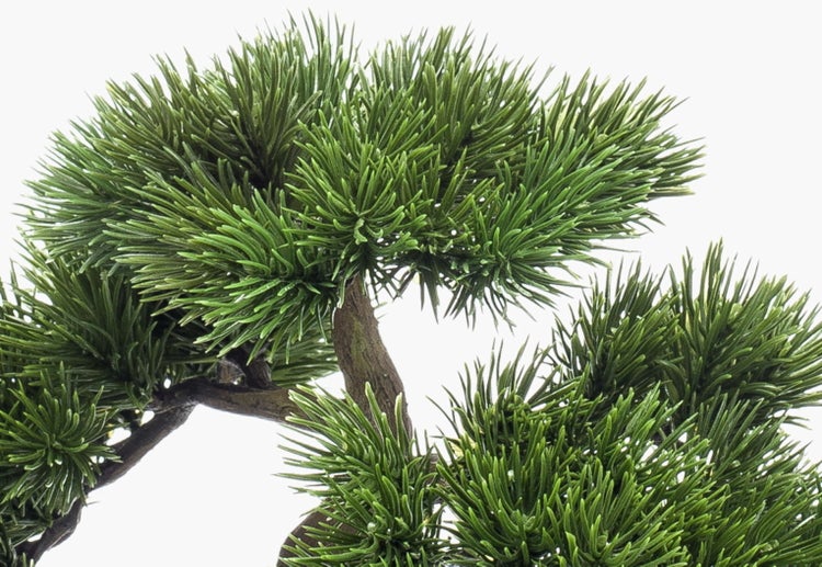 Künstlicher Bonsai Kiefer, Detailansicht der grünen Nadeln und der braunen Zweige.