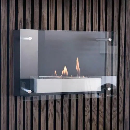 Wandmontierter Bioethanolkamin mit einer Frontscheibe aus Glas an einer Wand mit dunklen Holzlamellen.