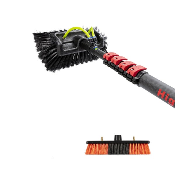 Dachrinnenreinigungsbürste mit Wasseranschluss reinigt eine Dachrinne an einem Backsteingebäude