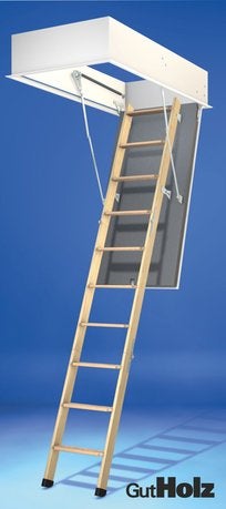 Ausgezogene Bodentreppe aus Holz mit weißem Kasten und GutHolz Logo