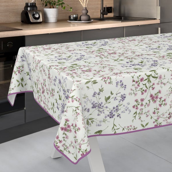 Tischdecke mit Blumenmuster auf einem Küchentisch