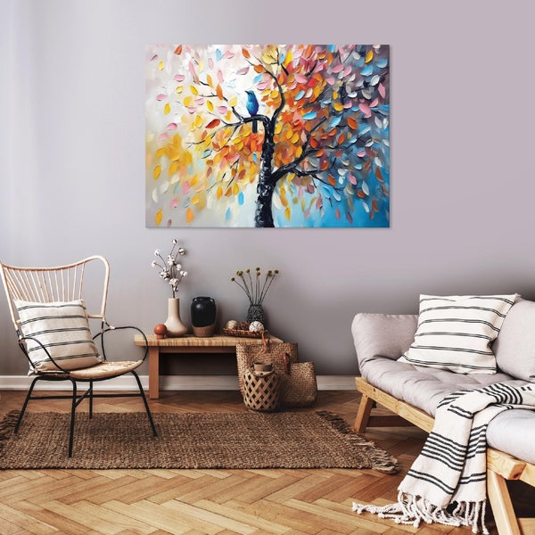 Wandbild mit abstraktem Baum und Vogel in einem modern eingerichteten Wohnzimmer mit Rattanmöbeln und Holzboden.