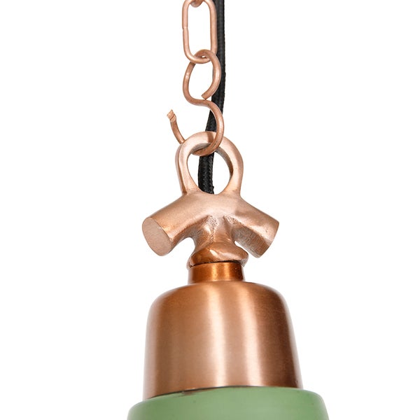 Detailaufnahme einer Hängeleuchte mit Kette