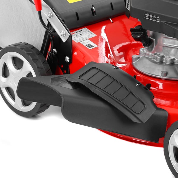 Detailansicht eines Rasenmähers mit schwarzem Seitenauswurf und Motorkomponenten.