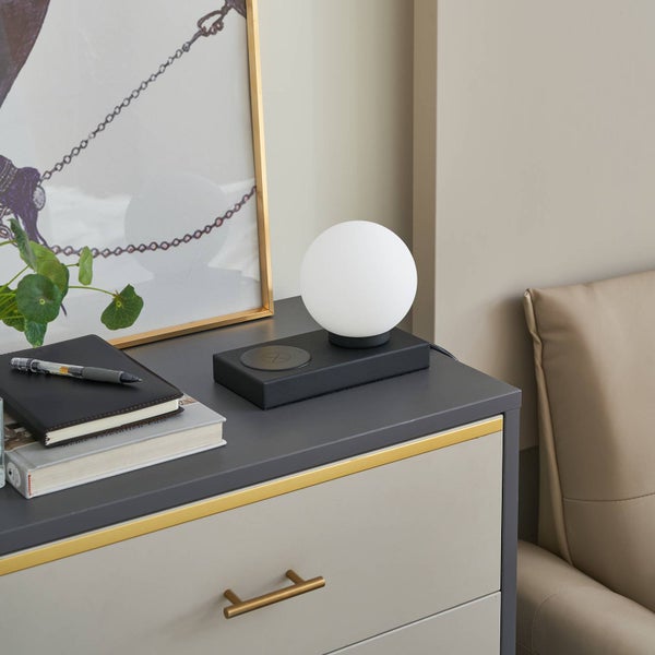 Nachttisch mit Kugel Lampe und Deko-Elementen