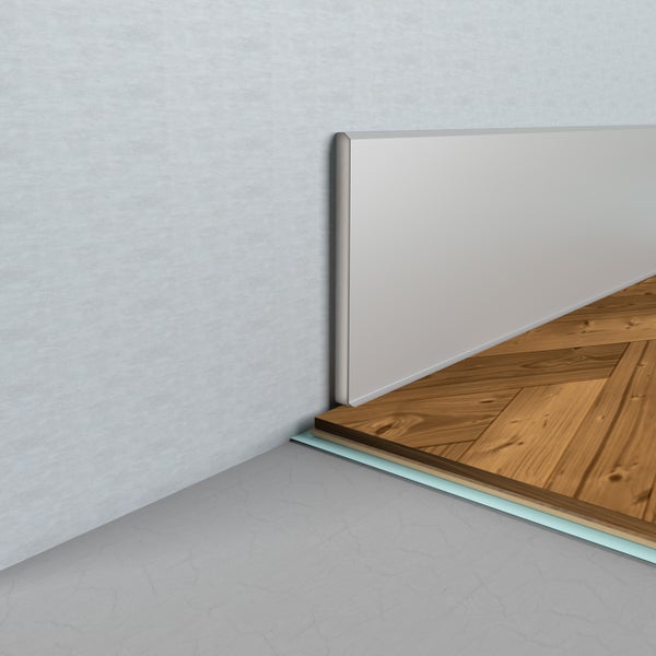 Eckansicht eines Raumes mit Holzfußboden, Fußleiste und Wand