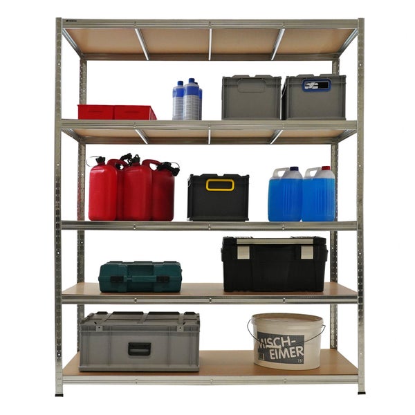 Stabiles Schwerlastregal aus verzinktem Metall mit fünf Holzböden, bestückt mit Lagerboxen, Kanistern, Werkzeugkoffern und einem Mischeimer.