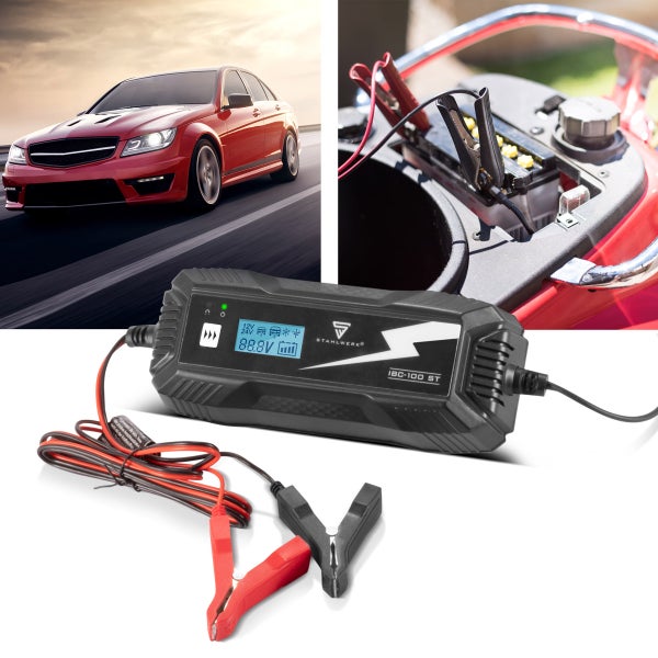 Stahlwerk IBC-100 ST Batterieladegerät im Einsatz, Auto und Motorrad im Hintergrund