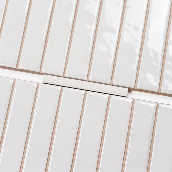 Wandfliesen im Riegelformat mit glänzender Oberfläche und schmaler Fugenoptik