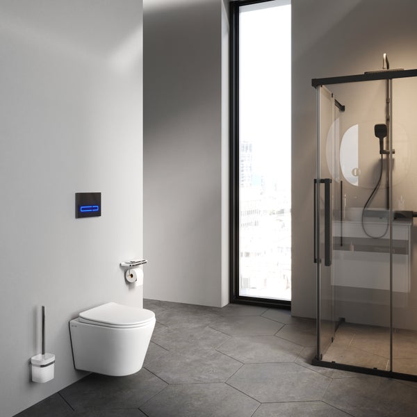 Helles Badezimmer mit wandhängendem WC, Dusche und Fenster