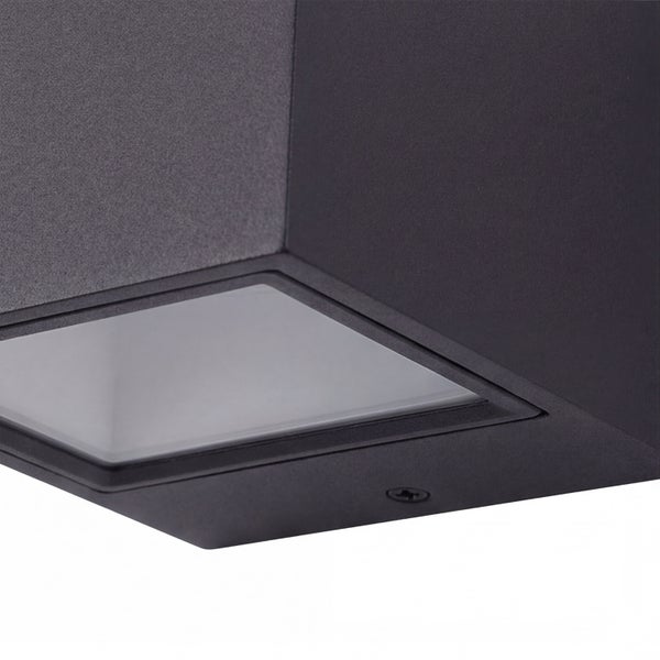 Detailansicht einer Außenwandleuchte mit Glasdiffusor und pulverbeschichtetem Metallgehäuse mit Schraube.