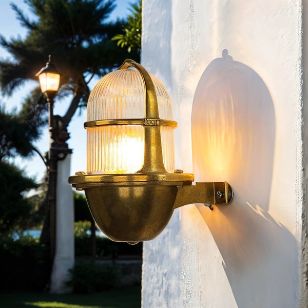 Messingfarbene Außenwandleuchte mit geripptem Glas