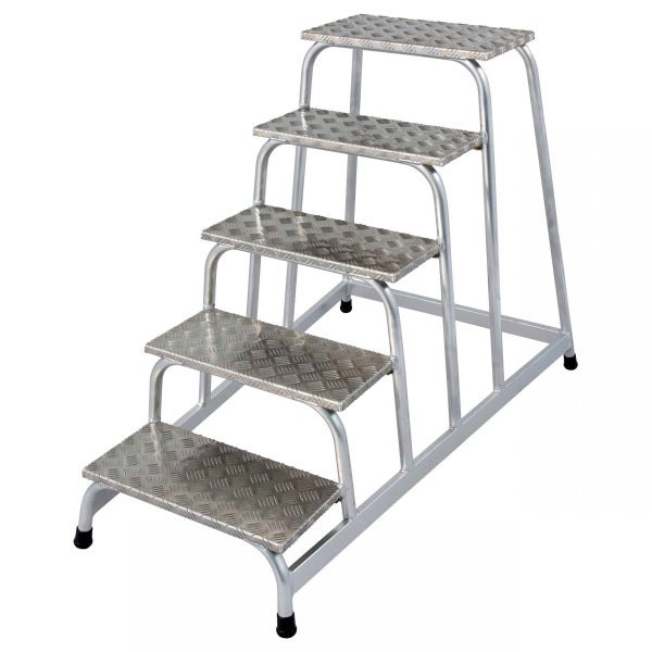 Aluminium Arbeitsbühne mit vier Stufen und geriffelten Trittflächen.