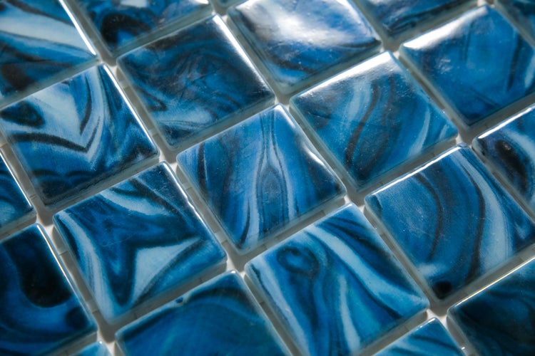 Mosaikfliesen mit Marmorierung für Wand und Boden