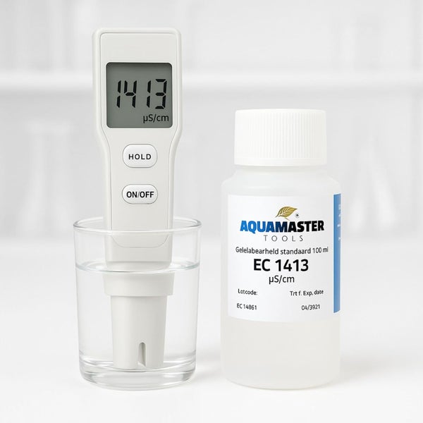 Aqua Master Tools EC-Messgerät in einem Wasserglas neben einer 100 Milliliter Flasche Kalibrierflüssigkeit EC 1413.
