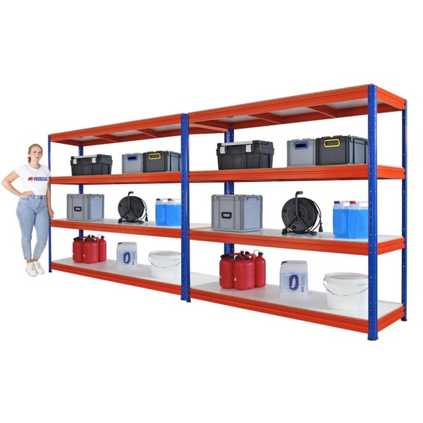 Langes, beladenes Schwerlastregal mit vier Ebenen und einer Frau zum Größenvergleich.