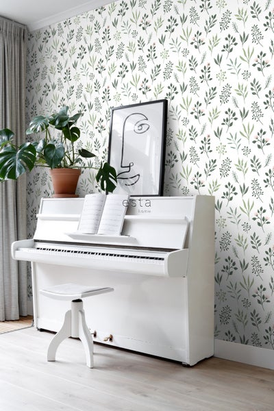 Heller Raum mit botanischer Tapete, weißem Klavier und Topfpflanze