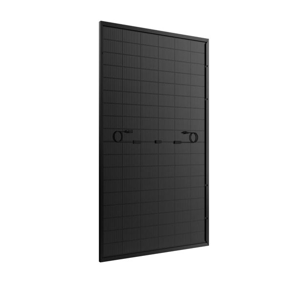 Rückansicht eines schwarzen Photovoltaikmoduls mit Anschlusskabeln und Steckern.