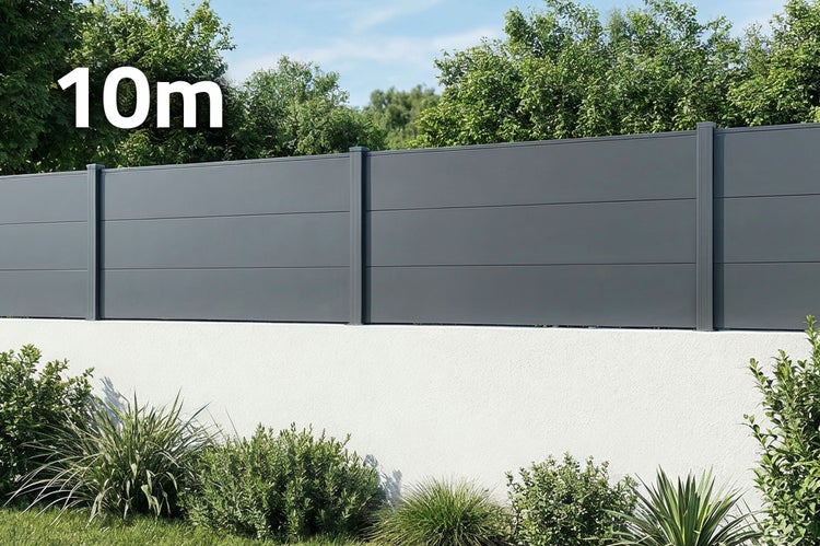 Moderne Sichtschutzwand aus Metall in zehn Metern Länge als Gartenbegrenzung auf einer weißen Mauer.