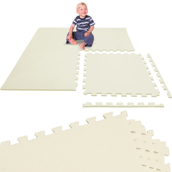 Kleinkind sitzt auf einer Puzzlematte aus Schaumstoff mit ineinandergreifenden Quadraten und abnehmbaren Randstücken.