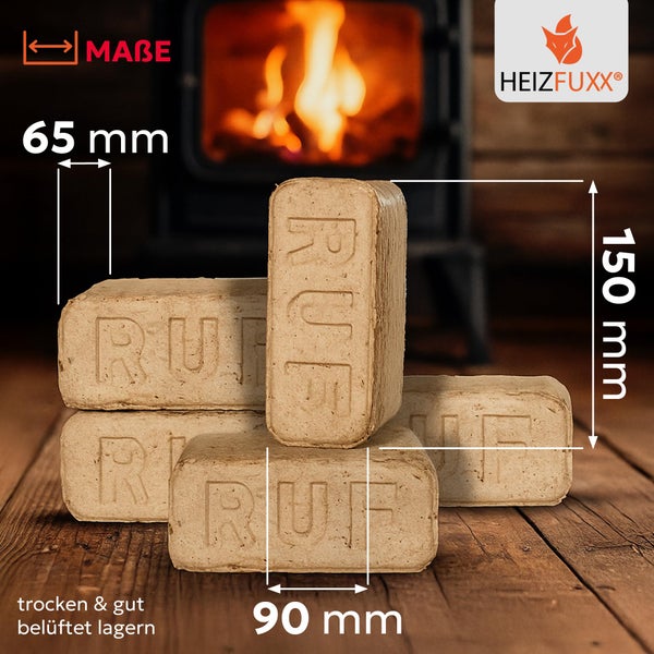 Heizfuxx Holzbriketts im RUF Format mit Maßen 65 Millimeter mal 90 Millimeter mal 150 Millimeter vor einem brennenden Kamin