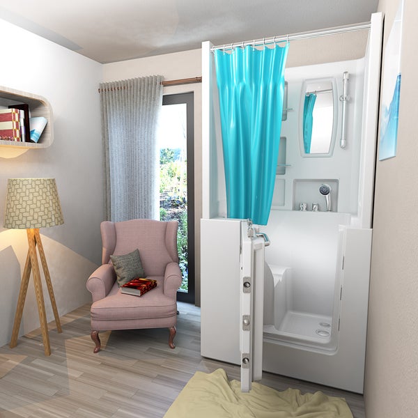 Barrierefreie Sitzbadewanne mit Dusche, Einstiegstür und Duschvorhang in einem hellen Raum mit Sessel und Stehlampe.