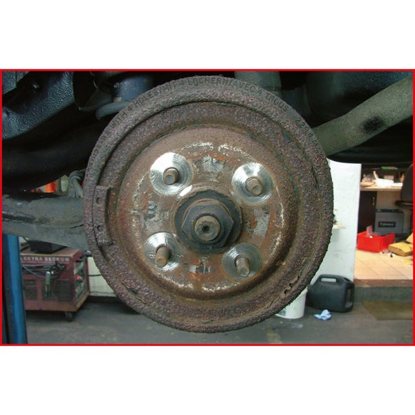 Rostige Bremstrommel mit Bolzen und Mutter