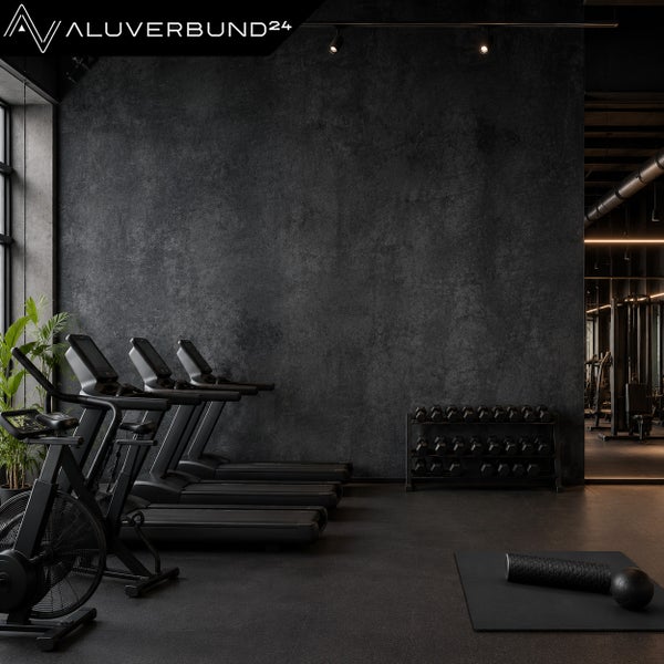 Aluverbund24 Logo. Wandpaneel in dunkler Steinoptik in einem modern eingerichteten Fitnessstudio mit Laufbändern und Hantelregal.
