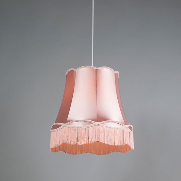 Retro-Pendelleuchte mit rosafarbenem Stoffschirm, dekorativer Borte und langen Fransen am unteren Rand.