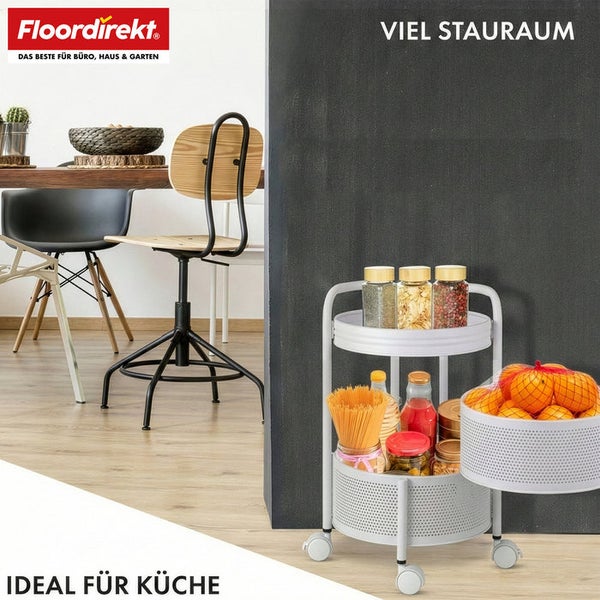 Szene mit Bürostuhl und einem Servierwagen mit Lebensmitteln für die Küche