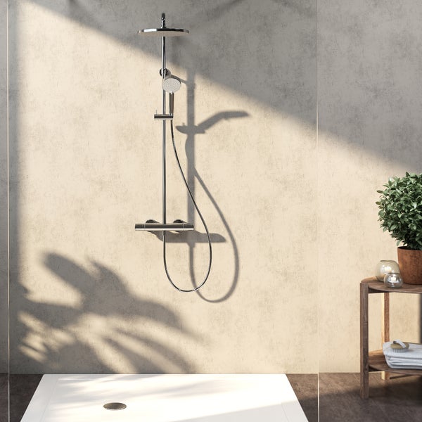 Badezimmer mit Duscharmatur und Ablage