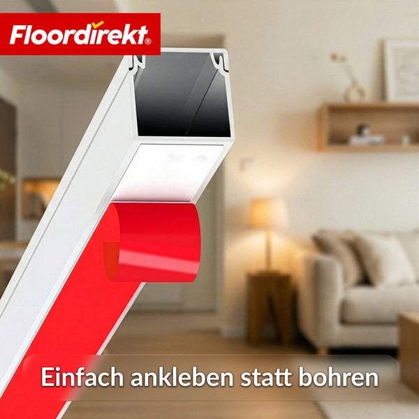 Floordirekt Logo. Selbstklebendes Profil mit Schutzfolie für Montage ohne Bohren in einem hellen Wohnzimmer.