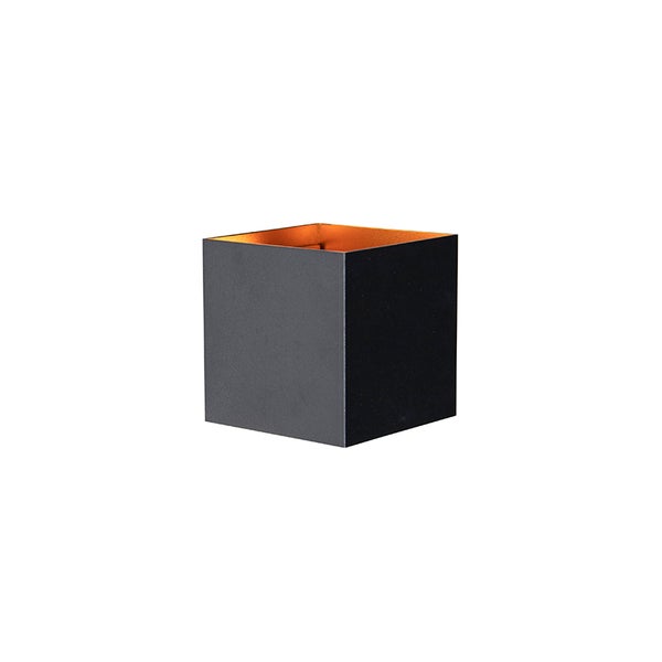 Würfelförmige Wandleuchte aus Metall, außen schwarz, innen goldfarben.