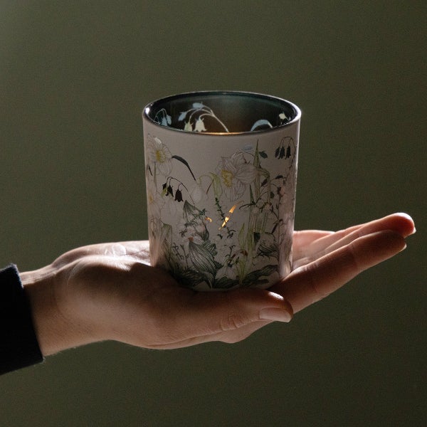 Windlicht mit Blumenmuster in der Hand gehalten