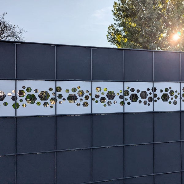 Sichtschutzzaun mit dekorativen Hexagon-Elementen