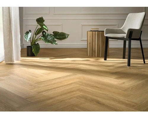 Innenraum mit Fischgrätparkettboden, Stuhl und Pflanze