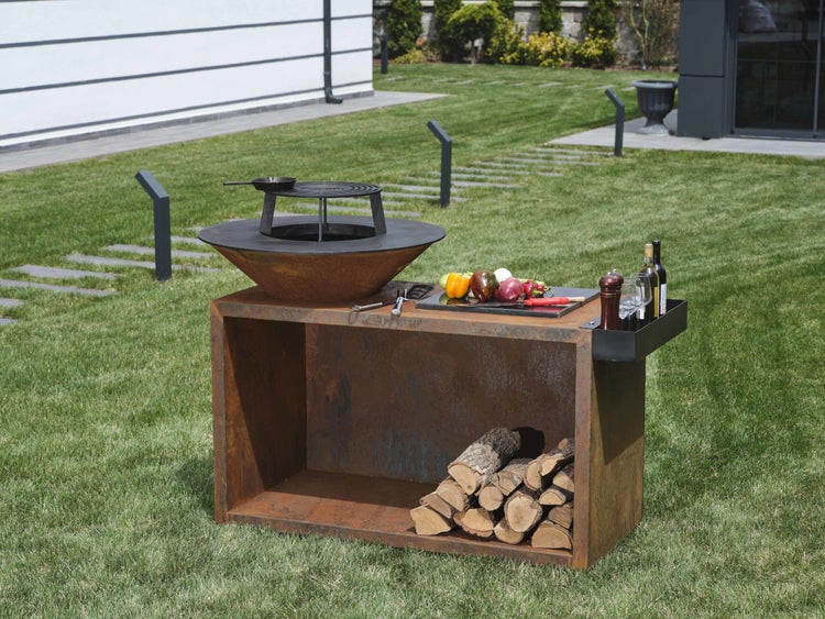 The Favilla  FLAME CORTEN Feuerschale mit Grillring – Outdoor Grill mit Holzlager & Grillrost – Feuerstelle Cortenstahl mit Abdeckhaube & Kochschürze – Ø 85 cm Grillplatte