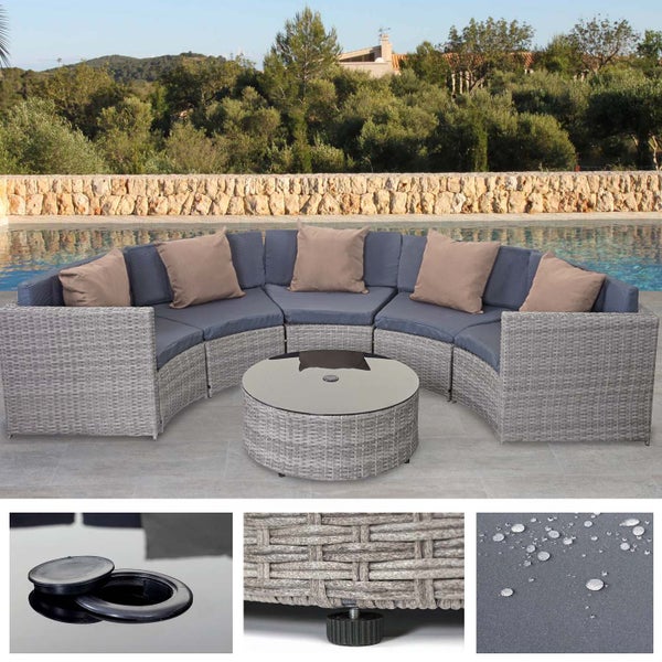 Halbkreisförmige Gartenlounge aus grauem Polyrattan mit wasserabweisenden Polstern, Kissen und rundem Glastisch auf einer hellen Terrasse am Pool.