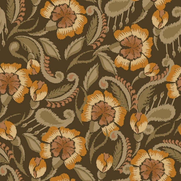 Tapete mit floralem Muster im Ikat-Stil, Blumen und Blätter in Braun, Orange und Beige.