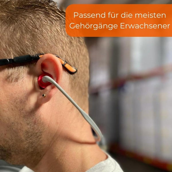 Ein Mann trägt Ohrstöpsel für Erwachsene.