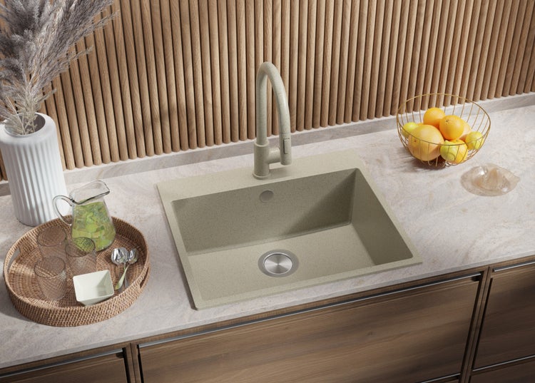 Küchenszene mit Spüle und Armatur auf einer Arbeitsplatte