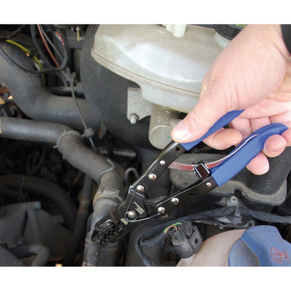 Schlauchklemmenzange im Einsatz an einem Motorraum