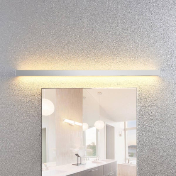 Moderne LED-Badezimmer-Spiegelleuchte in schlankem Design über einem Spiegel an einer strukturierten Wand montiert.