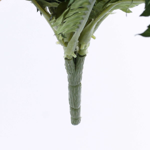 Nahaufnahme des grünen, strukturierten Kunststoffstiels und der Basis einer Kunstpflanze.