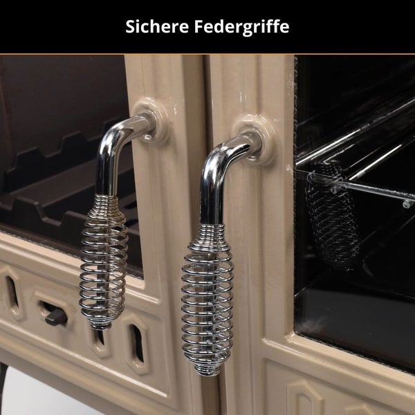 Sichere Federgriffe aus verchromtem Metall an einem beigen Holzofen.