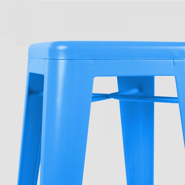 Blauer Metallhocker, Detailansicht der Sitzfläche und Beinkonstruktion mit Verstrebung.
